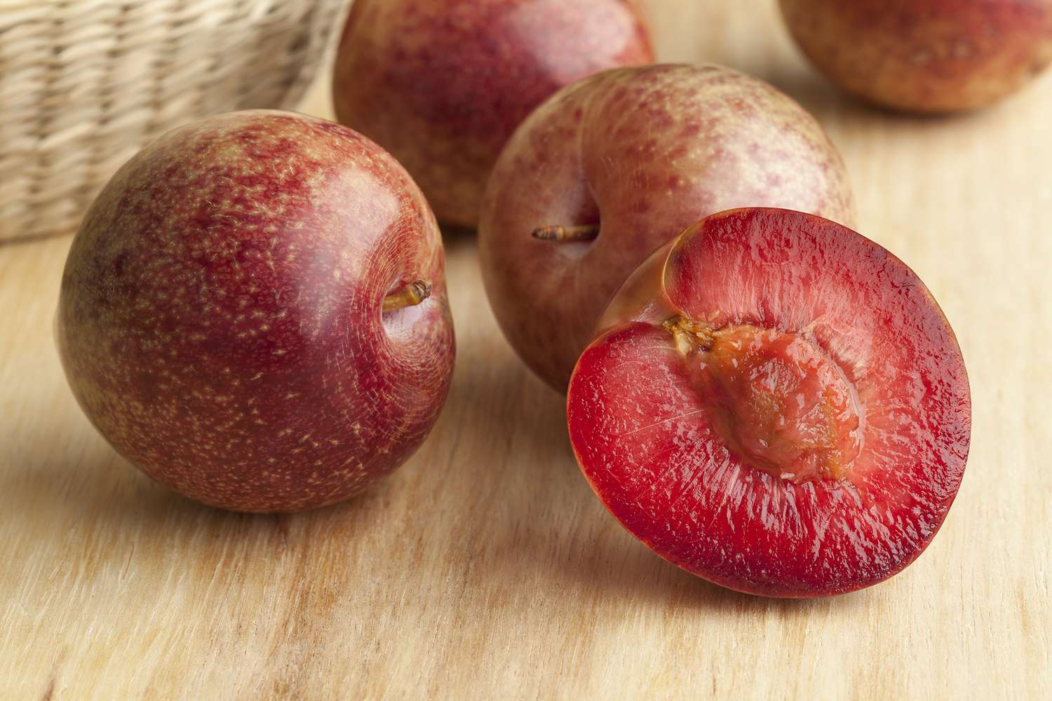 Plumcot (Prunus domestica × Prunus armeniaca) – Delicious Plum Apricot Hybrid Fruit